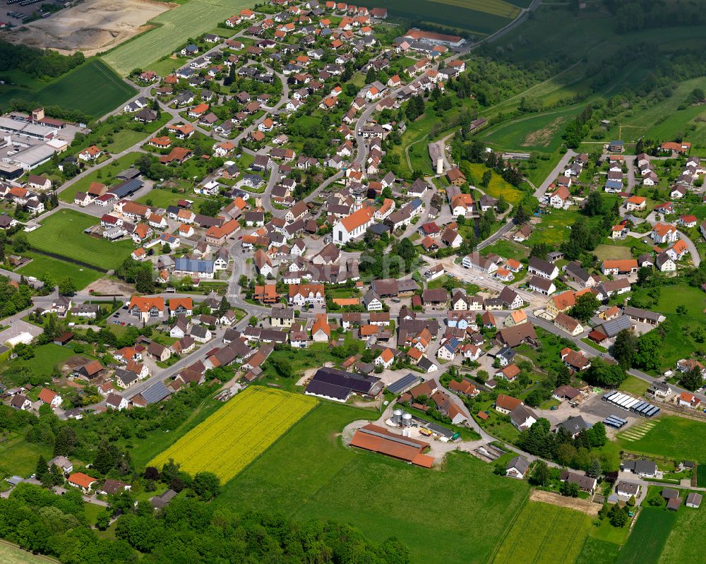 Dürmentingen aus der Vogelperspektive: Ortsansicht am Rande von landwirtschaftlichen Feldern in Dürmentingen im Bundesland Baden-Württemberg, Deutschland