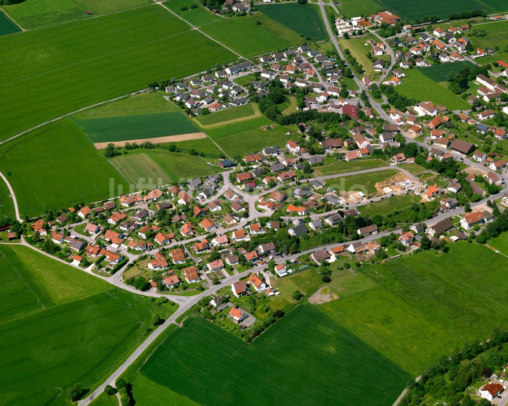 Luftaufnahme Dürnau - Ortsansicht am Rande von landwirtschaftlichen Feldern in Dürnau im Bundesland Baden-Württemberg, Deutschland