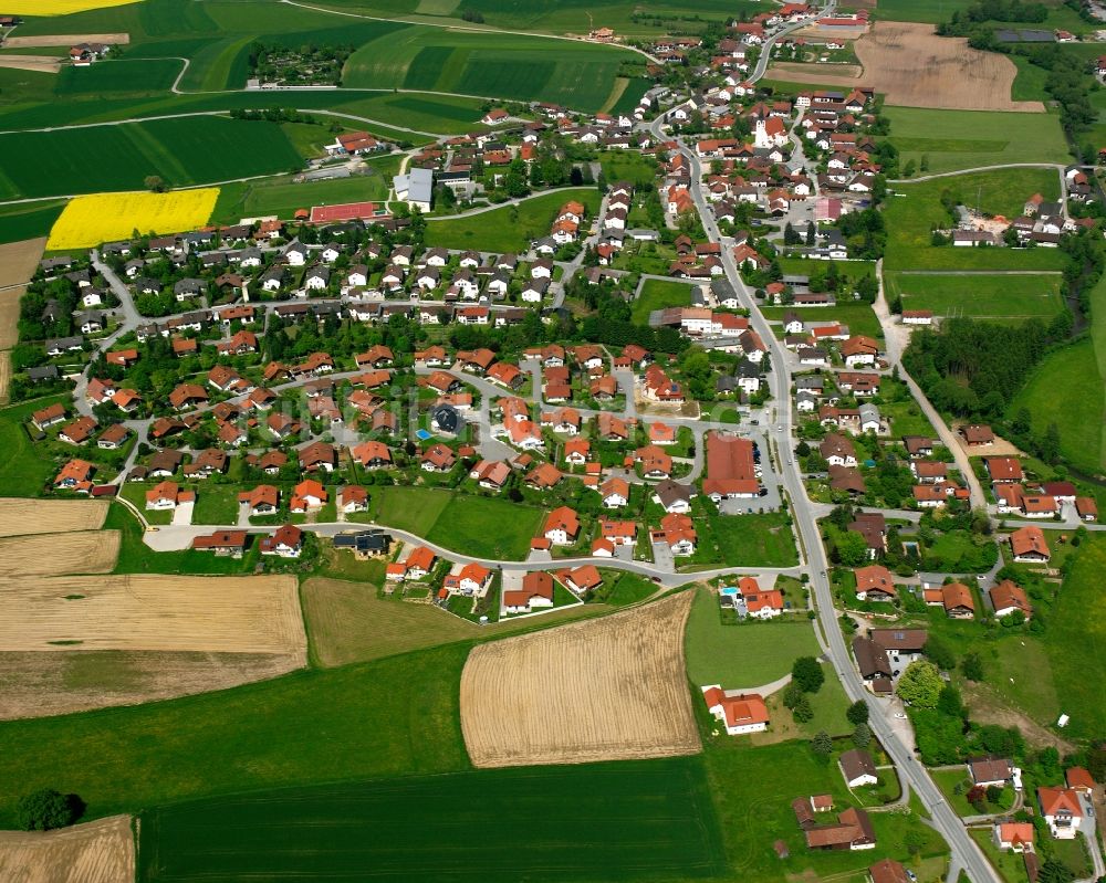 Dummeldorf von oben - Ortsansicht am Rande von landwirtschaftlichen Feldern in Dummeldorf im Bundesland Bayern, Deutschland