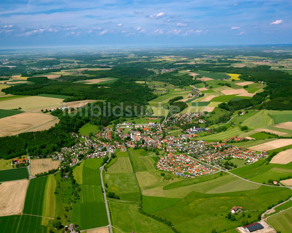 Eberhardzell aus der Vogelperspektive: Ortsansicht am Rande von landwirtschaftlichen Feldern in Eberhardzell im Bundesland Baden-Württemberg, Deutschland