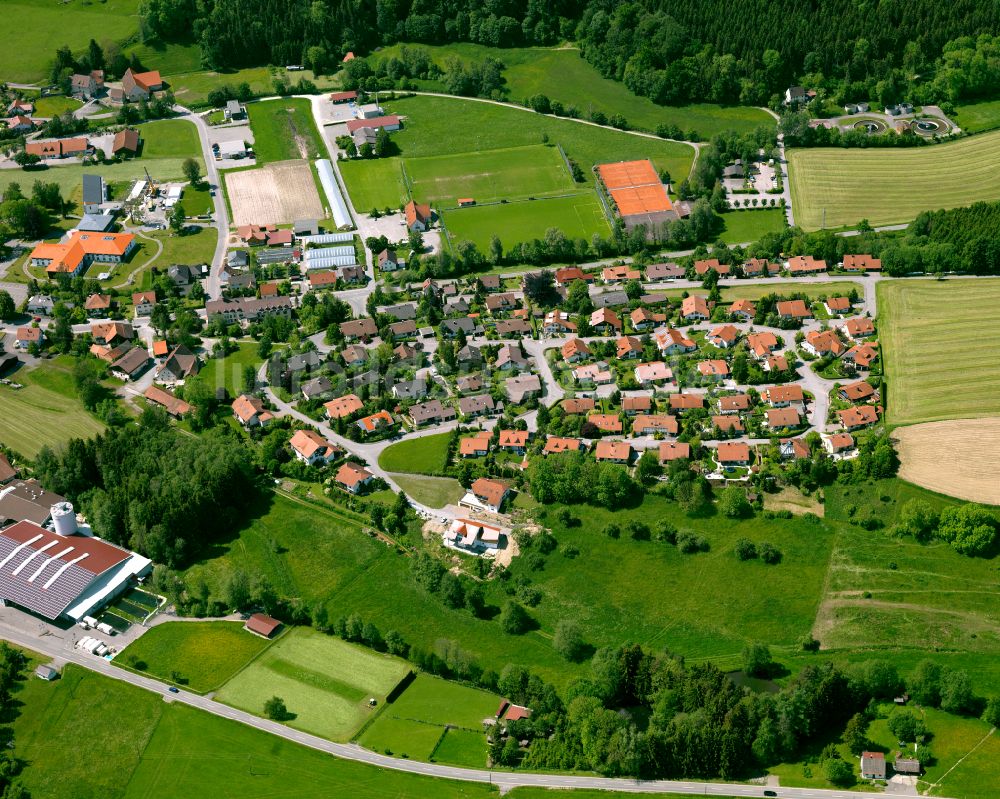 Eberhardzell von oben - Ortsansicht am Rande von landwirtschaftlichen Feldern in Eberhardzell im Bundesland Baden-Württemberg, Deutschland