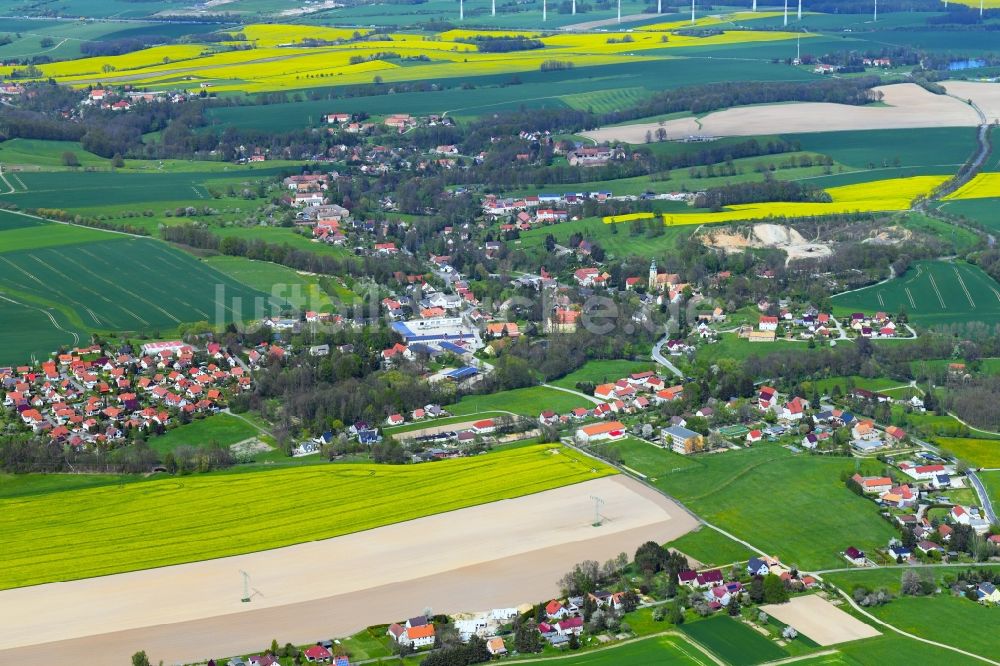 Luftaufnahme Ebersbach - Ortsansicht am Rande von landwirtschaftlichen Feldern in Ebersbach im Bundesland Sachsen, Deutschland