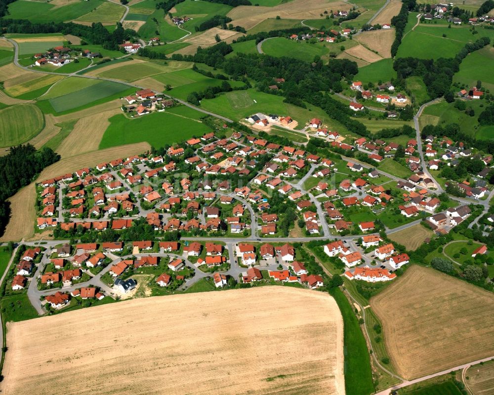 Luftaufnahme Edersdorf - Ortsansicht am Rande von landwirtschaftlichen Feldern in Edersdorf im Bundesland Bayern, Deutschland