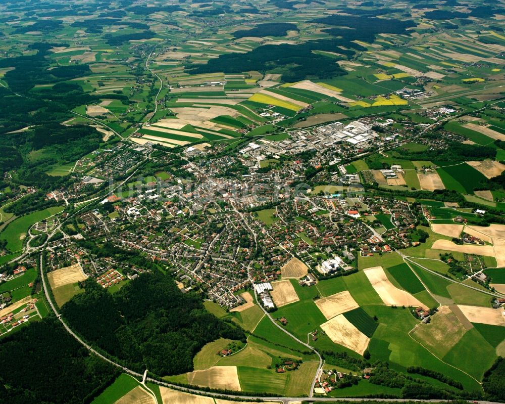 Eggenfelden aus der Vogelperspektive: Ortsansicht am Rande von landwirtschaftlichen Feldern in Eggenfelden im Bundesland Bayern, Deutschland