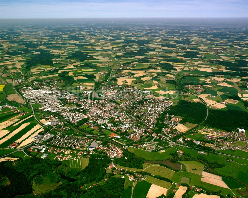 Luftbild Eggenfelden - Ortsansicht am Rande von landwirtschaftlichen Feldern in Eggenfelden im Bundesland Bayern, Deutschland