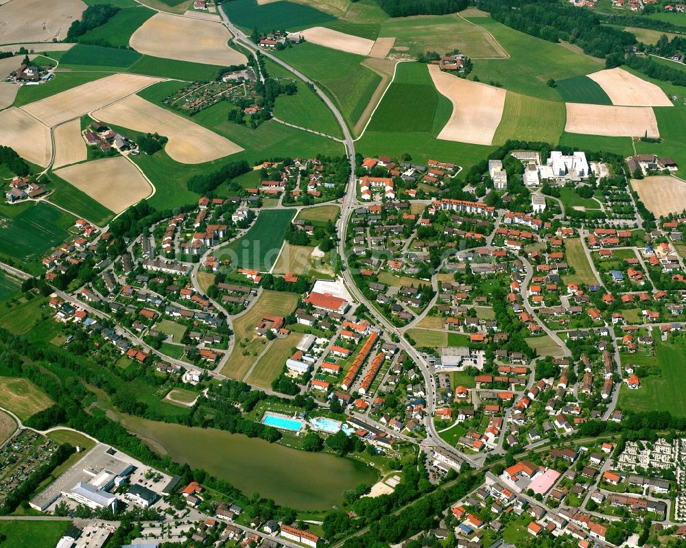 Luftaufnahme Eggenfelden - Ortsansicht am Rande von landwirtschaftlichen Feldern in Eggenfelden im Bundesland Bayern, Deutschland