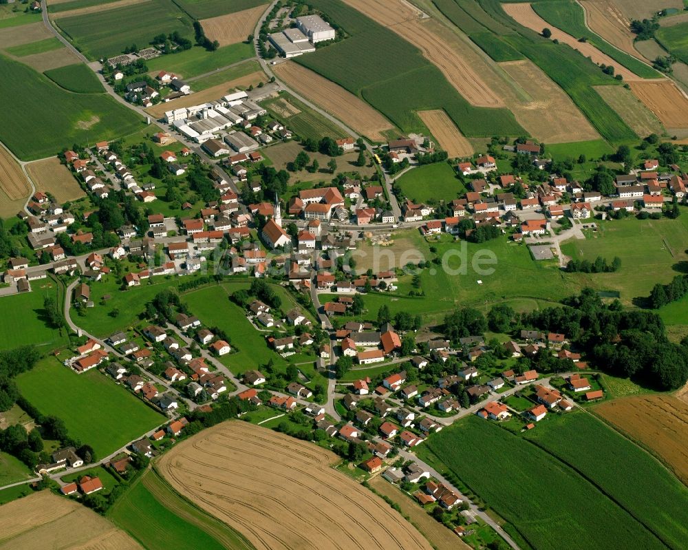 Luftbild Egglham - Ortsansicht am Rande von landwirtschaftlichen Feldern in Egglham im Bundesland Bayern, Deutschland