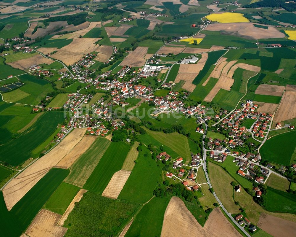 Luftaufnahme Egglham - Ortsansicht am Rande von landwirtschaftlichen Feldern in Egglham im Bundesland Bayern, Deutschland