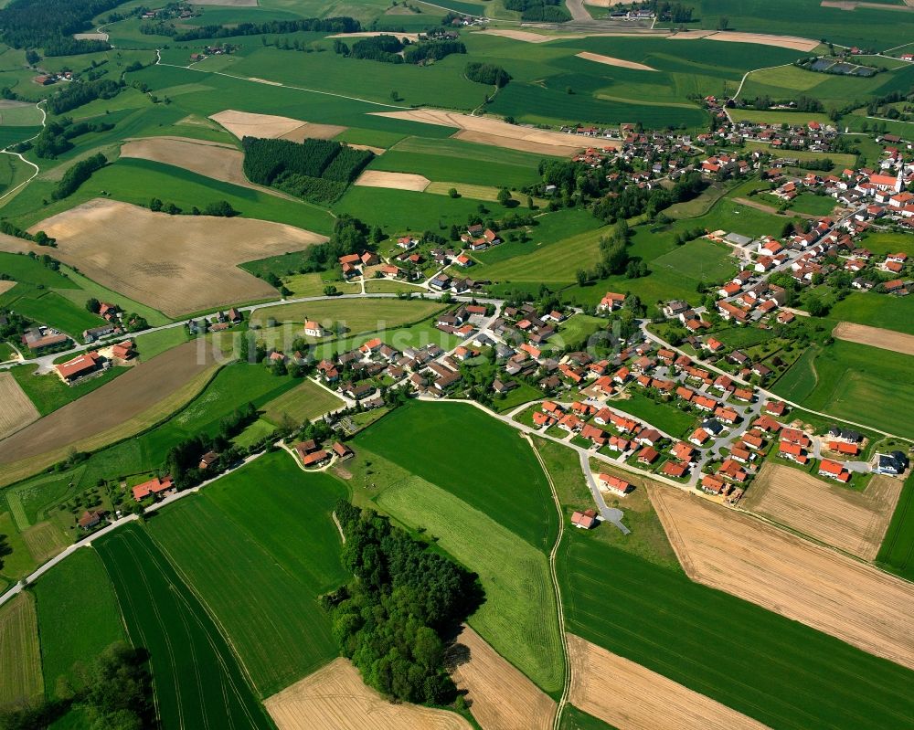 Egglham von oben - Ortsansicht am Rande von landwirtschaftlichen Feldern in Egglham im Bundesland Bayern, Deutschland