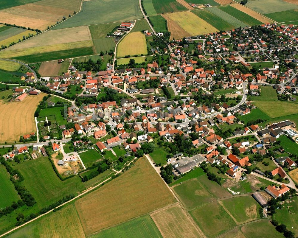 Luftaufnahme Ehingen - Ortsansicht am Rande von landwirtschaftlichen Feldern in Ehingen im Bundesland Bayern, Deutschland