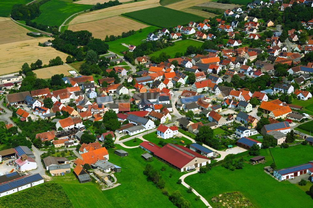 Ehingen am Ries aus der Vogelperspektive: Ortsansicht am Rande von landwirtschaftlichen Feldern in Ehingen am Ries im Bundesland Bayern, Deutschland