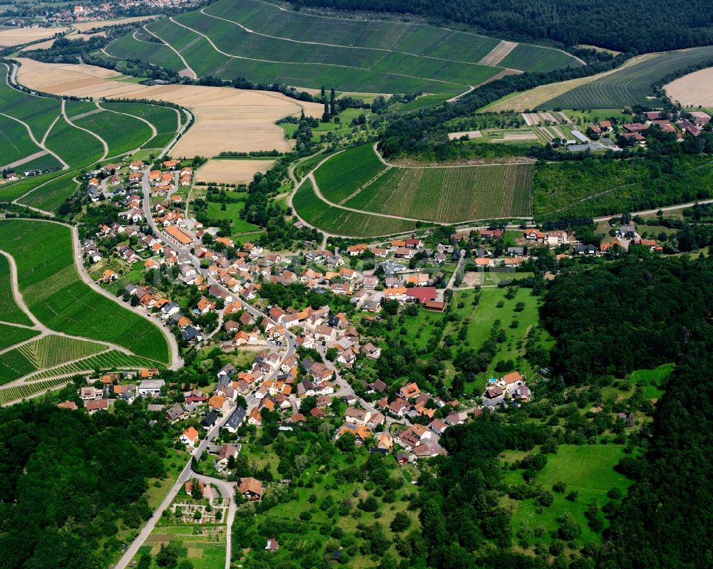 Luftaufnahme Eichelberg - Ortsansicht am Rande von landwirtschaftlichen Feldern in Eichelberg im Bundesland Baden-Württemberg, Deutschland