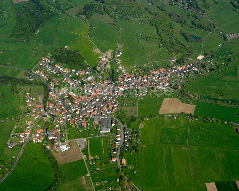 Eichelsachsen von oben - Ortsansicht am Rande von landwirtschaftlichen Feldern in Eichelsachsen im Bundesland Hessen, Deutschland