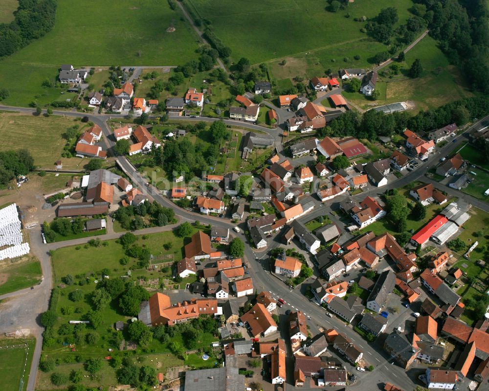 Luftbild Eichelsachsen - Ortsansicht am Rande von landwirtschaftlichen Feldern in Eichelsachsen im Bundesland Hessen, Deutschland