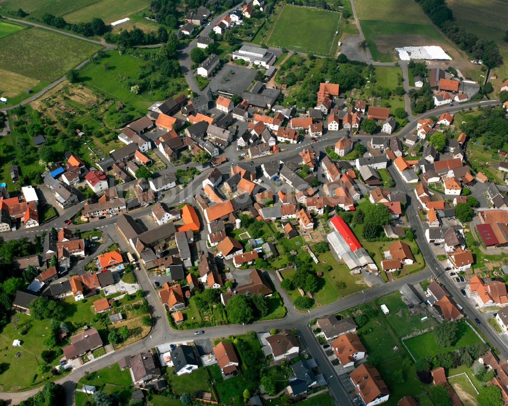 Luftaufnahme Eichelsachsen - Ortsansicht am Rande von landwirtschaftlichen Feldern in Eichelsachsen im Bundesland Hessen, Deutschland