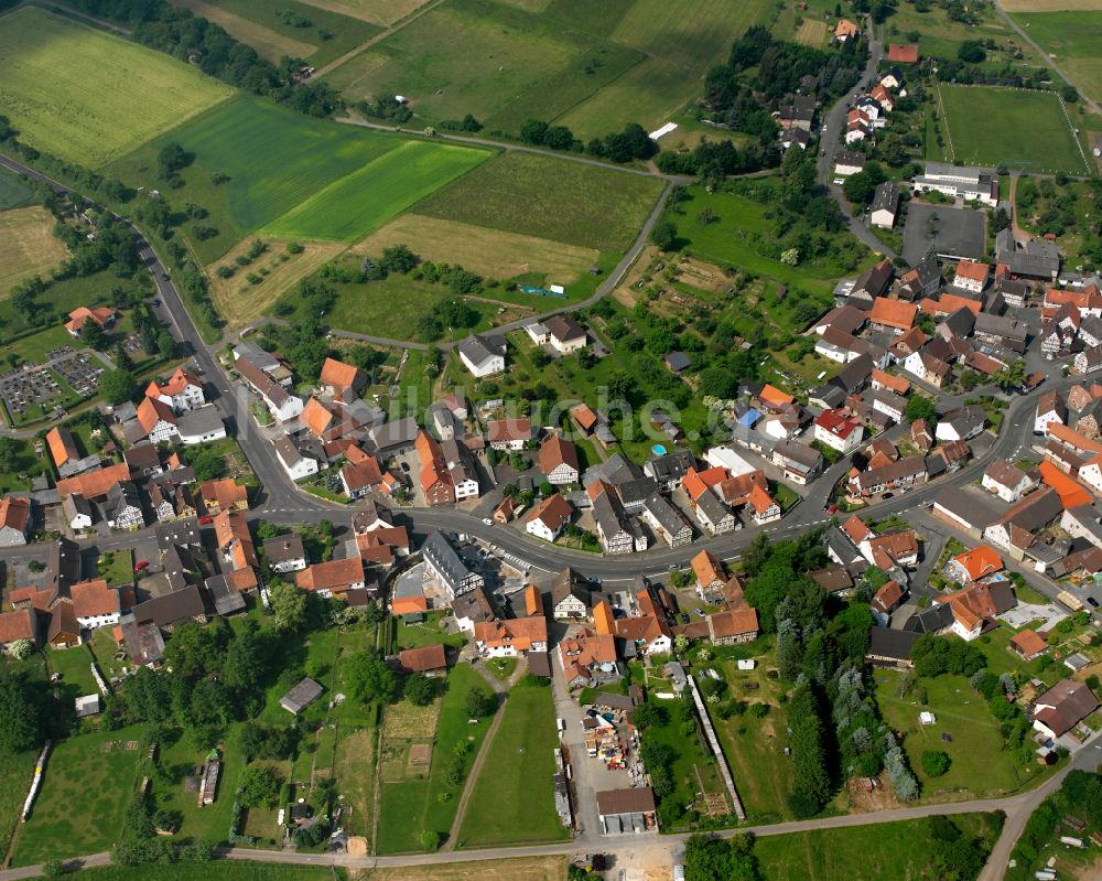 Eichelsachsen von oben - Ortsansicht am Rande von landwirtschaftlichen Feldern in Eichelsachsen im Bundesland Hessen, Deutschland