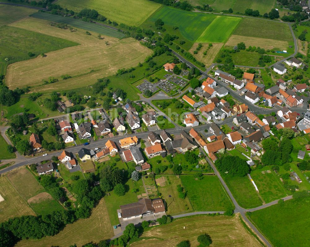 Eichelsachsen aus der Vogelperspektive: Ortsansicht am Rande von landwirtschaftlichen Feldern in Eichelsachsen im Bundesland Hessen, Deutschland