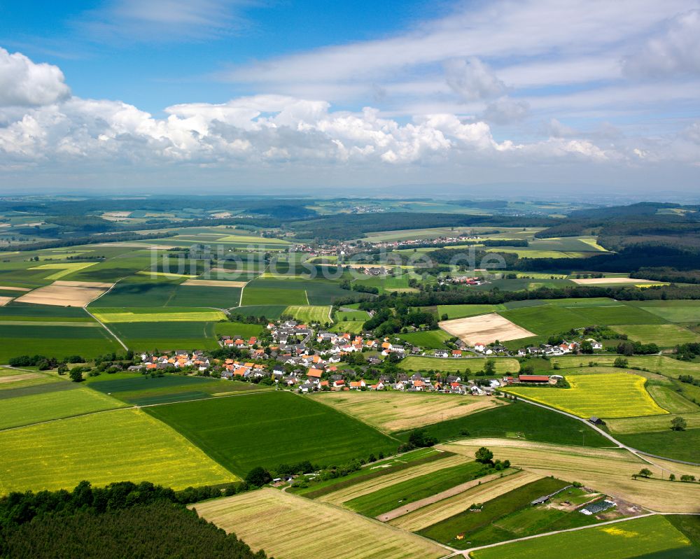 Luftaufnahme Elbenrod - Ortsansicht am Rande von landwirtschaftlichen Feldern in Elbenrod im Bundesland Hessen, Deutschland