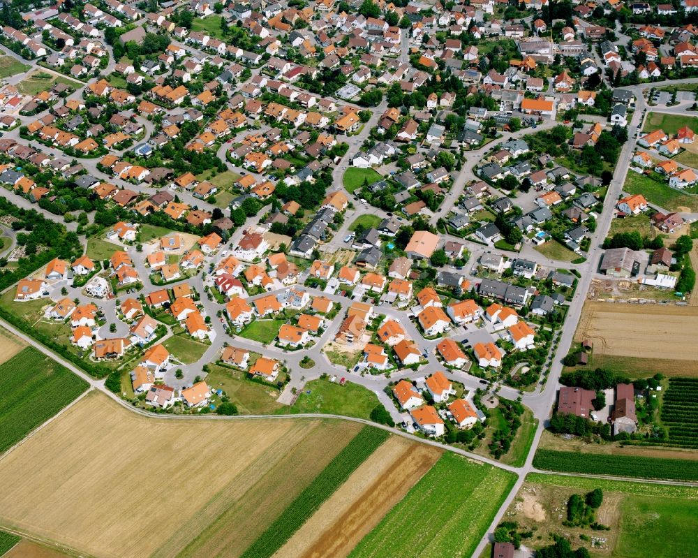 Ellhofen von oben - Ortsansicht am Rande von landwirtschaftlichen Feldern in Ellhofen im Bundesland Baden-Württemberg, Deutschland