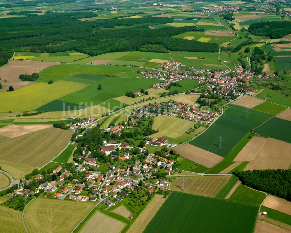 Ellmannsweiler aus der Vogelperspektive: Ortsansicht am Rande von landwirtschaftlichen Feldern in Ellmannsweiler im Bundesland Baden-Württemberg, Deutschland