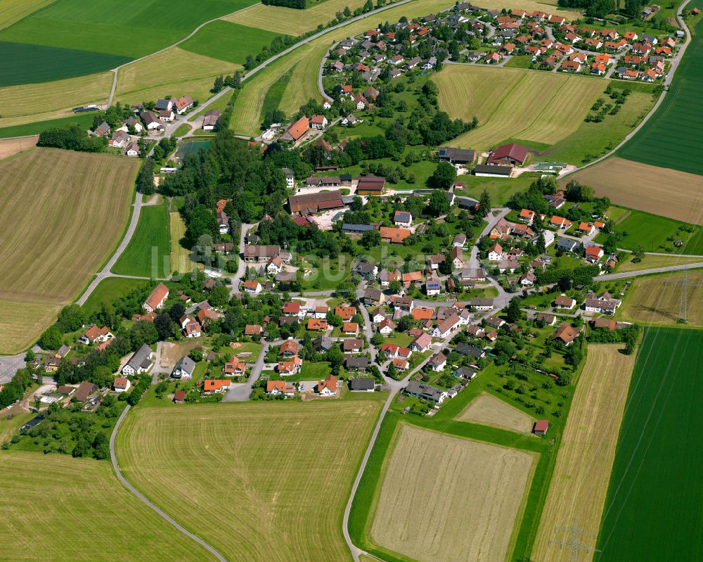 Luftbild Ellmannsweiler - Ortsansicht am Rande von landwirtschaftlichen Feldern in Ellmannsweiler im Bundesland Baden-Württemberg, Deutschland