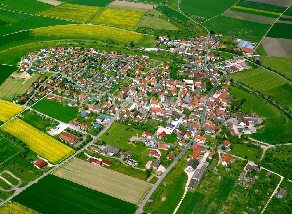 Luftaufnahme Emerkingen - Ortsansicht am Rande von landwirtschaftlichen Feldern in Emerkingen im Bundesland Baden-Württemberg, Deutschland