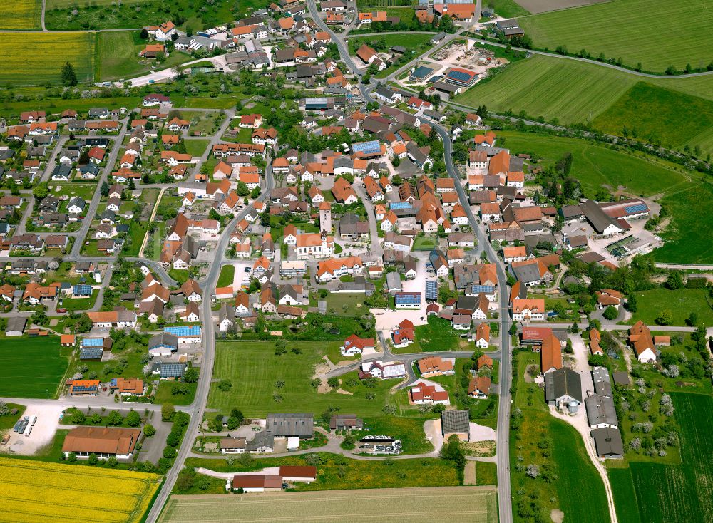 Emerkingen von oben - Ortsansicht am Rande von landwirtschaftlichen Feldern in Emerkingen im Bundesland Baden-Württemberg, Deutschland