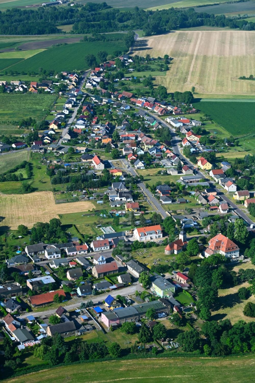 Brandenburg an der Havel von oben - Ortsansicht am Rande von landwirtschaftlichen Feldern entlang der Schlossallee in Brandenburg an der Havel im Bundesland Brandenburg, Deutschland