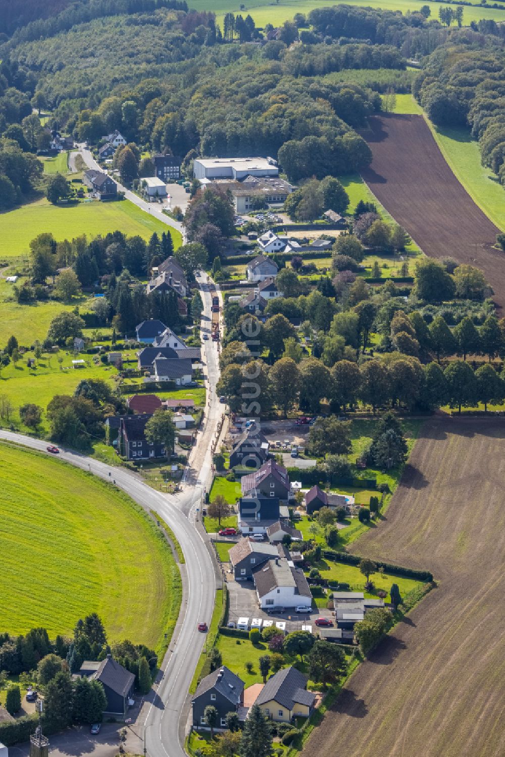 Ennepetal von oben - Ortsansicht am Rande von landwirtschaftlichen Feldern entlang des Spreeler Weg im Ortsteil Königsfeld in Ennepetal im Bundesland Nordrhein-Westfalen, Deutschland