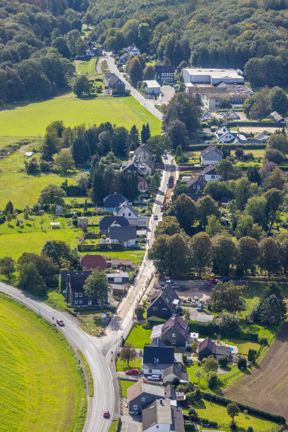 Ennepetal aus der Vogelperspektive: Ortsansicht am Rande von landwirtschaftlichen Feldern entlang des Spreeler Weg im Ortsteil Königsfeld in Ennepetal im Bundesland Nordrhein-Westfalen, Deutschland