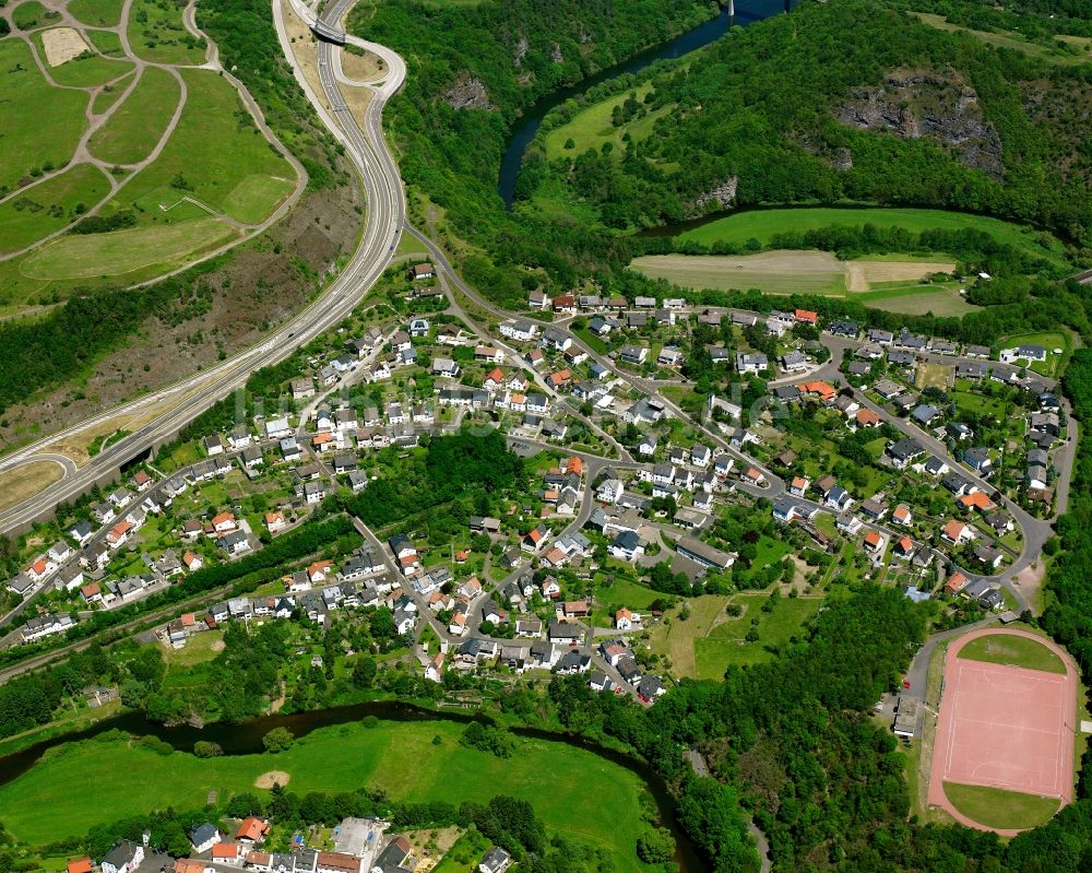 Luftbild Enzweiler - Ortsansicht am Rande von landwirtschaftlichen Feldern in Enzweiler im Bundesland Rheinland-Pfalz, Deutschland