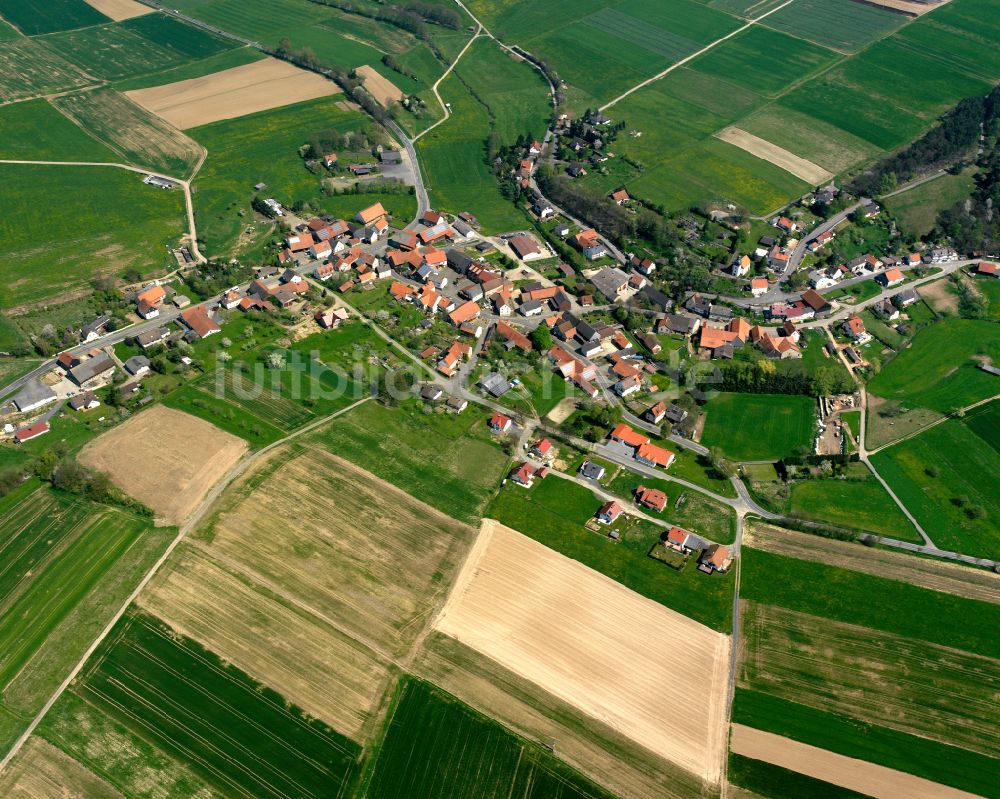 Erbenhausen aus der Vogelperspektive: Ortsansicht am Rande von landwirtschaftlichen Feldern in Erbenhausen im Bundesland Hessen, Deutschland