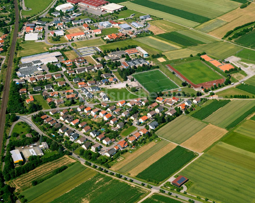 Ergenzingen aus der Vogelperspektive: Ortsansicht am Rande von landwirtschaftlichen Feldern in Ergenzingen im Bundesland Baden-Württemberg, Deutschland