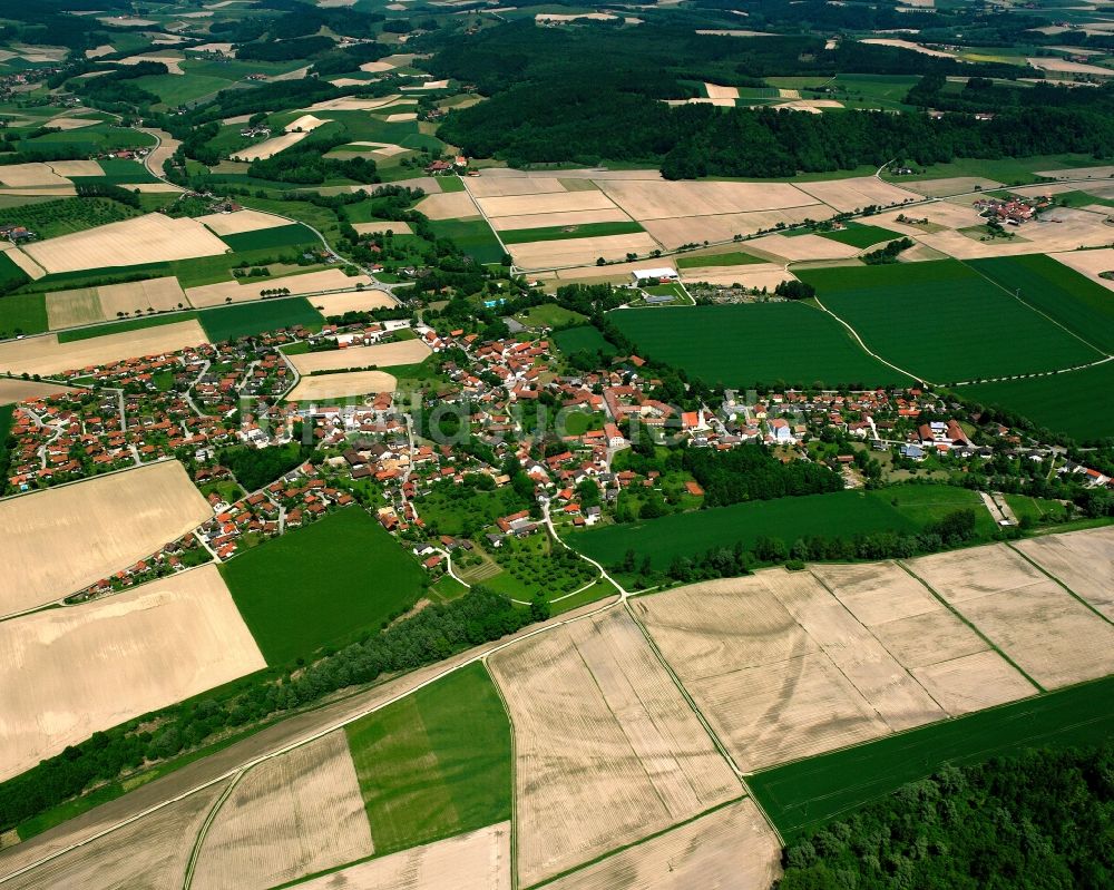 Ering aus der Vogelperspektive: Ortsansicht am Rande von landwirtschaftlichen Feldern in Ering im Bundesland Bayern, Deutschland