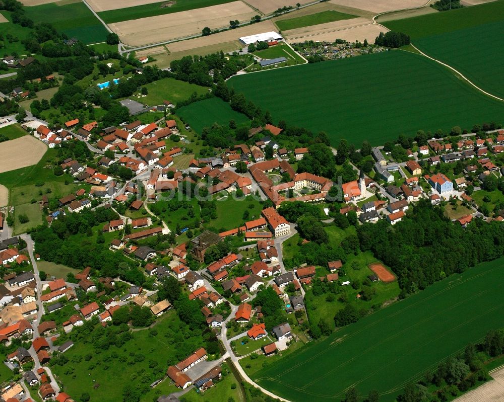 Luftaufnahme Ering - Ortsansicht am Rande von landwirtschaftlichen Feldern in Ering im Bundesland Bayern, Deutschland