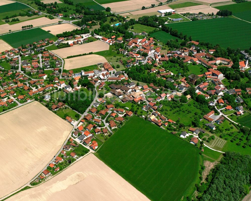 Ering von oben - Ortsansicht am Rande von landwirtschaftlichen Feldern in Ering im Bundesland Bayern, Deutschland