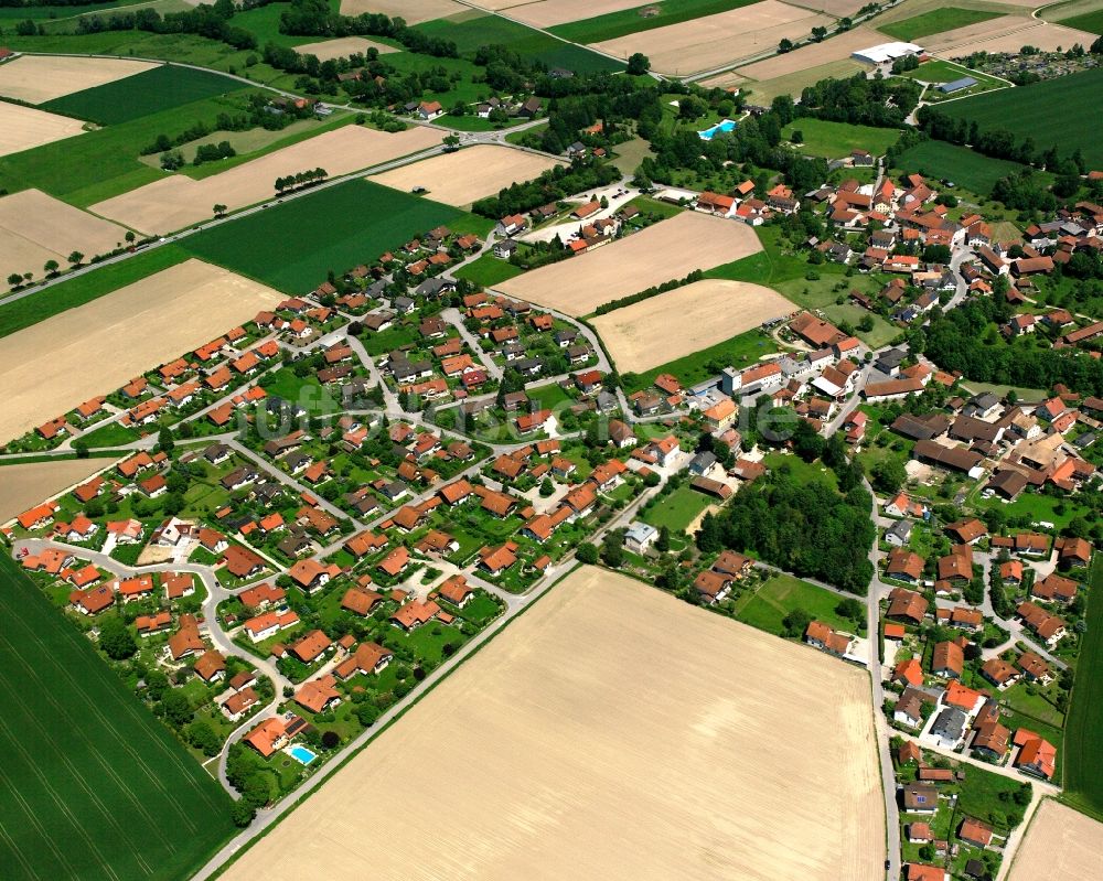 Ering aus der Vogelperspektive: Ortsansicht am Rande von landwirtschaftlichen Feldern in Ering im Bundesland Bayern, Deutschland