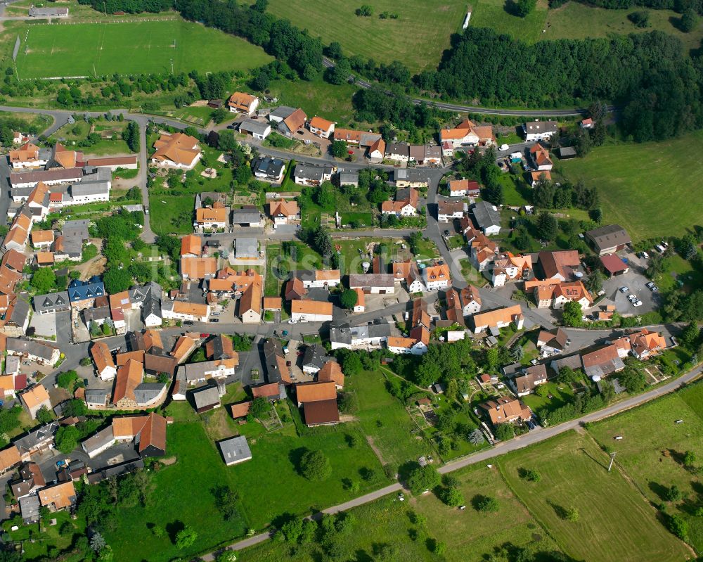 Eschenrod aus der Vogelperspektive: Ortsansicht am Rande von landwirtschaftlichen Feldern in Eschenrod im Bundesland Hessen, Deutschland