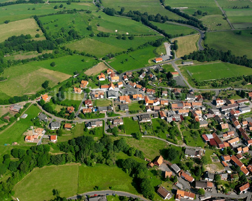 Luftbild Eschenrod - Ortsansicht am Rande von landwirtschaftlichen Feldern in Eschenrod im Bundesland Hessen, Deutschland