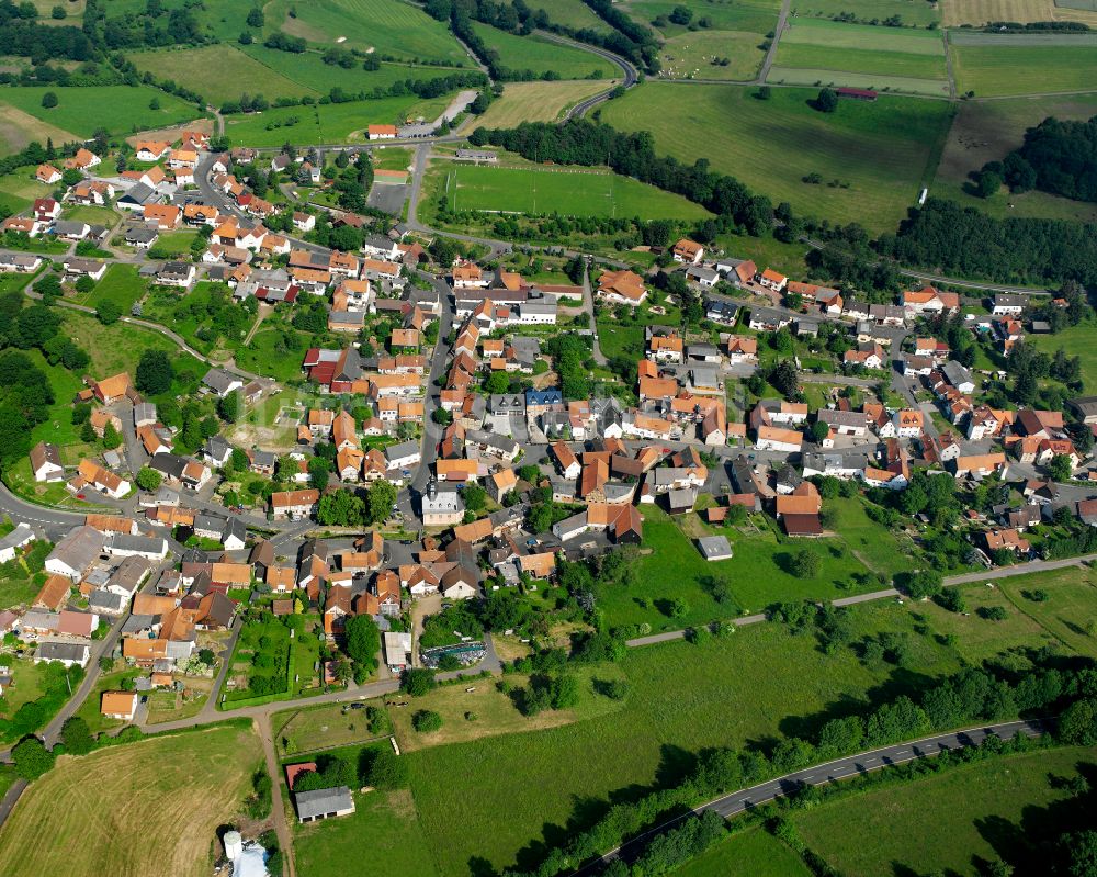 Luftaufnahme Eschenrod - Ortsansicht am Rande von landwirtschaftlichen Feldern in Eschenrod im Bundesland Hessen, Deutschland