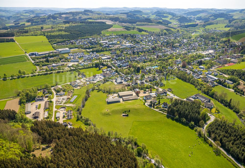 Luftaufnahme Eslohe (Sauerland) - Ortsansicht am Rande von landwirtschaftlichen Feldern in Eslohe (Sauerland) im Bundesland Nordrhein-Westfalen, Deutschland