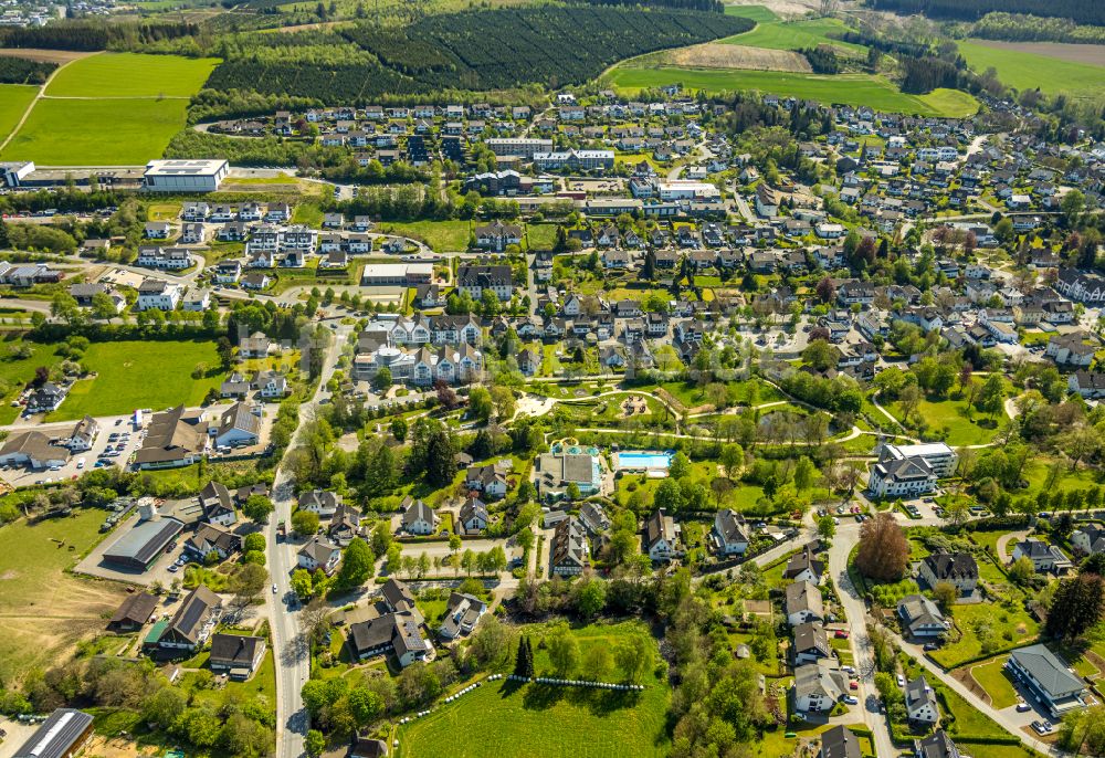 Eslohe (Sauerland) von oben - Ortsansicht am Rande von landwirtschaftlichen Feldern in Eslohe (Sauerland) im Bundesland Nordrhein-Westfalen, Deutschland