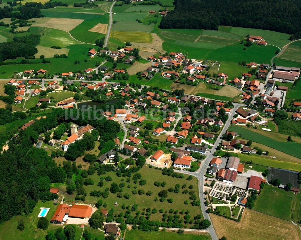 Falkenfels aus der Vogelperspektive: Ortsansicht am Rande von landwirtschaftlichen Feldern in Falkenfels im Bundesland Bayern, Deutschland