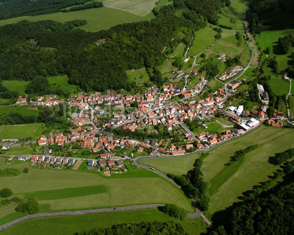 Faulungen aus der Vogelperspektive: Ortsansicht am Rande von landwirtschaftlichen Feldern in Faulungen im Bundesland Thüringen, Deutschland