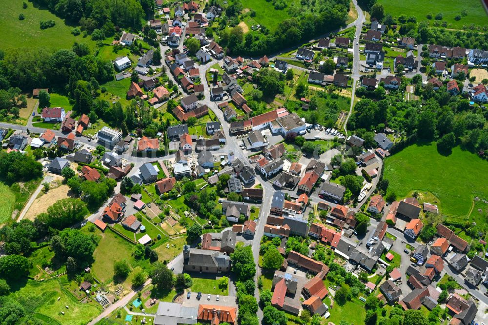 Feldkahl aus der Vogelperspektive: Ortsansicht am Rande von landwirtschaftlichen Feldern in Feldkahl im Bundesland Bayern, Deutschland