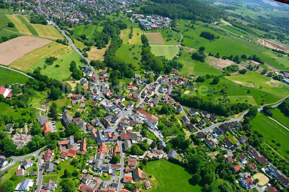 Luftbild Feldkahl - Ortsansicht am Rande von landwirtschaftlichen Feldern in Feldkahl im Bundesland Bayern, Deutschland