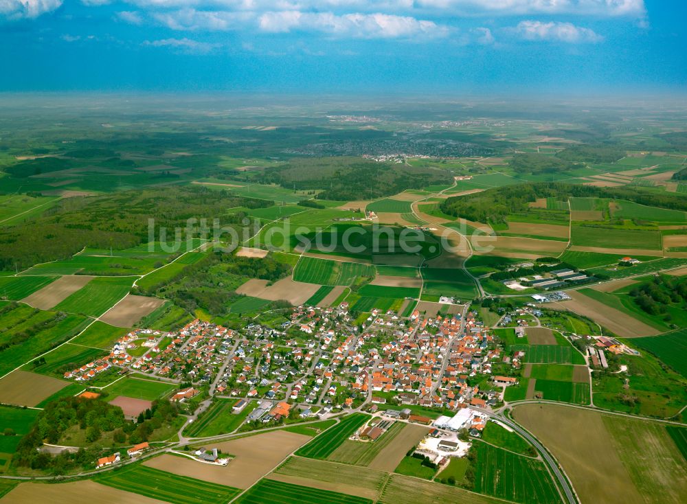 Feldstetten aus der Vogelperspektive: Ortsansicht am Rande von landwirtschaftlichen Feldern in Feldstetten im Bundesland Baden-Württemberg, Deutschland