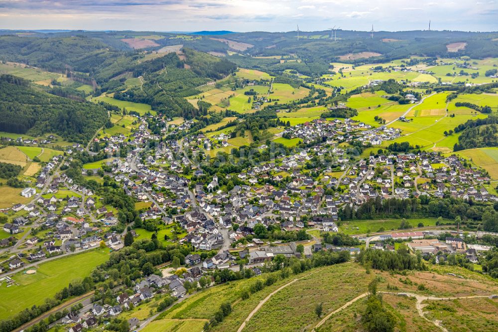 Luftaufnahme Feudingen - Ortsansicht am Rande von landwirtschaftlichen Feldern in Feudingen im Bundesland Nordrhein-Westfalen, Deutschland