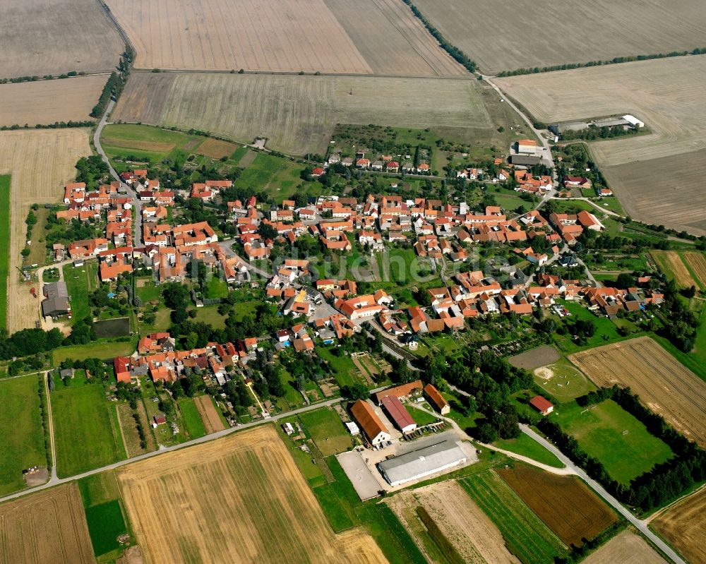 Flarchheim von oben - Ortsansicht am Rande von landwirtschaftlichen Feldern in Flarchheim im Bundesland Thüringen, Deutschland