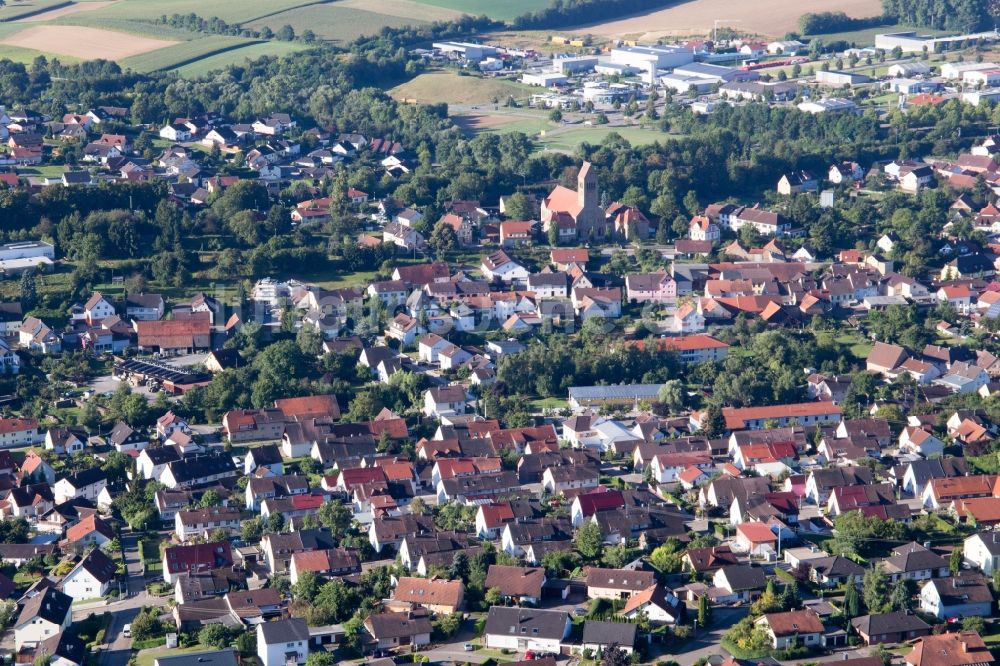 Flehingen aus der Vogelperspektive: Ortsansicht am Rande von landwirtschaftlichen Feldern in Flehingen im Bundesland Baden-Württemberg, Deutschland